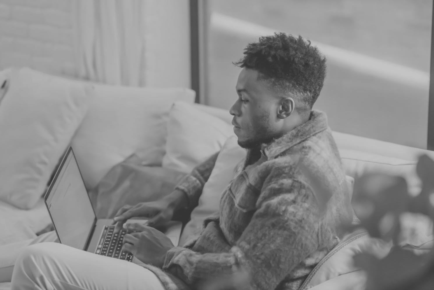 Teilnehmer bei praktischer Cybersecurity-Übung mit mehreren Bildschirmen