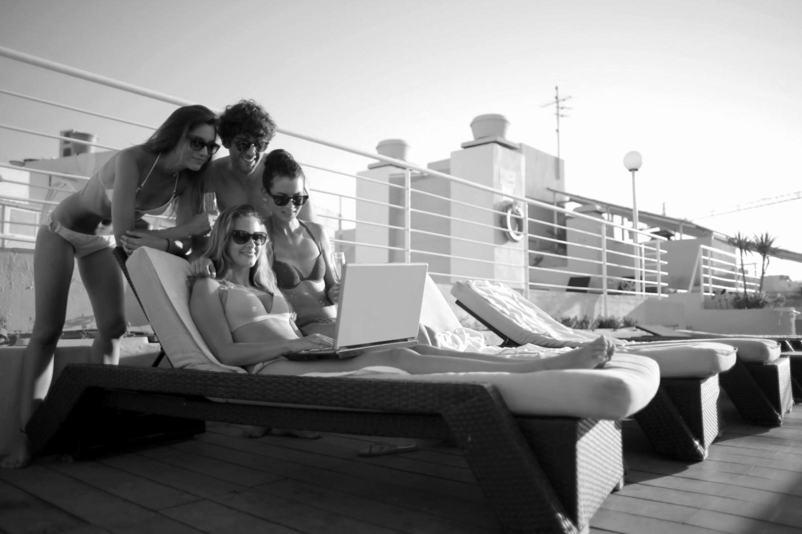 Praktische Cybersecurity-Übungen an einem Rechner mit mehreren Monitoren zeigen Code-Analysen und Netzwerk-Traffic