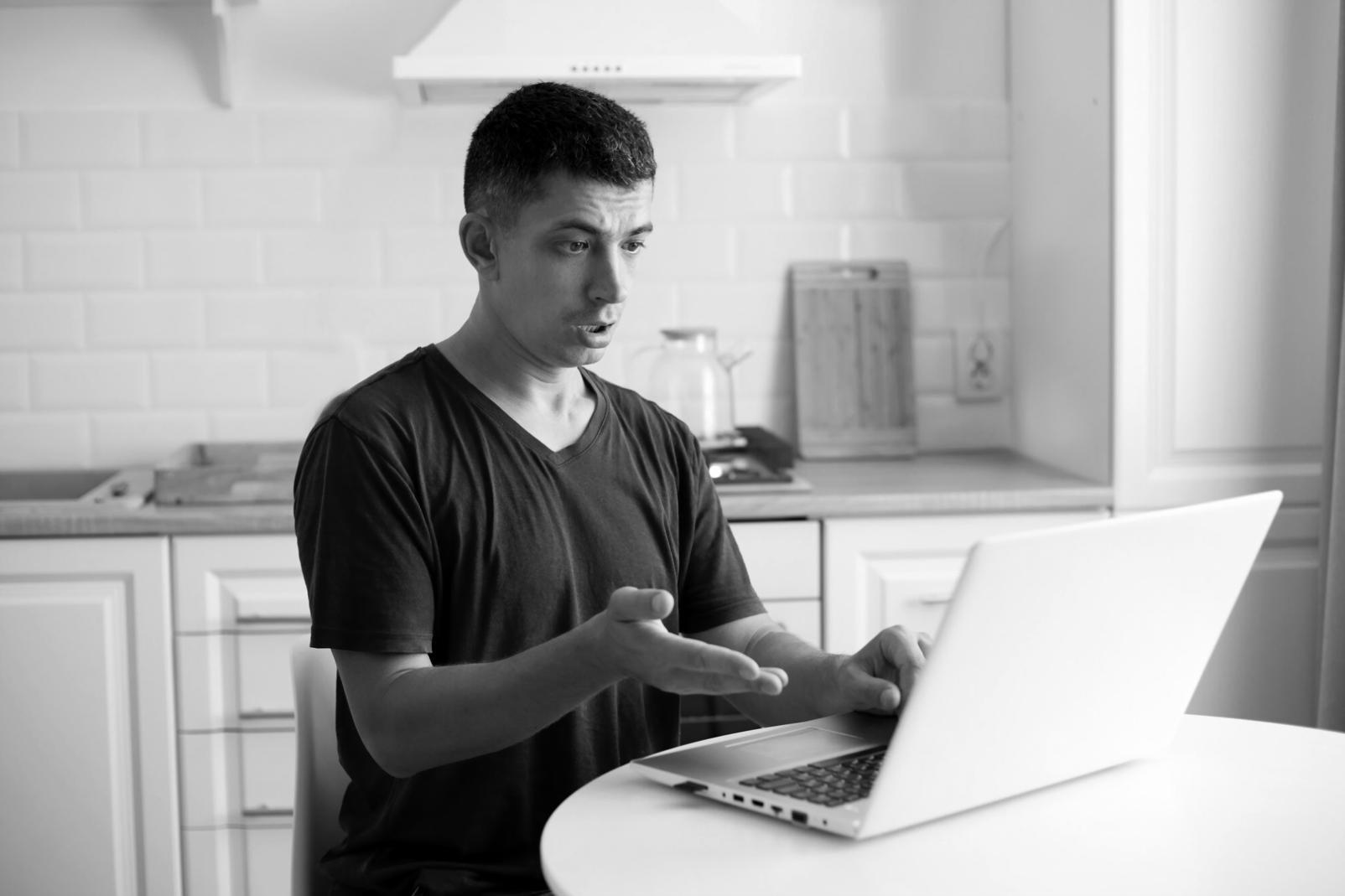 Konzentrierter Cybersecurity-Spezialist bei der Analyse von Sicherheitslücken in komplexem Netzwerk-Setup