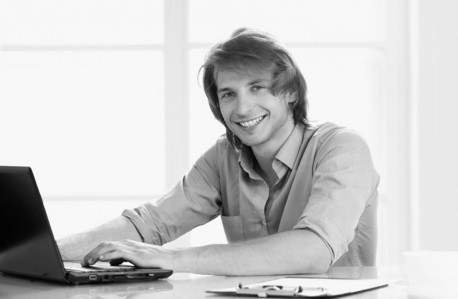 Gruppenarbeit internationaler Studierender an Cybersicherheitsprojekten mit mehreren Bildschirmen