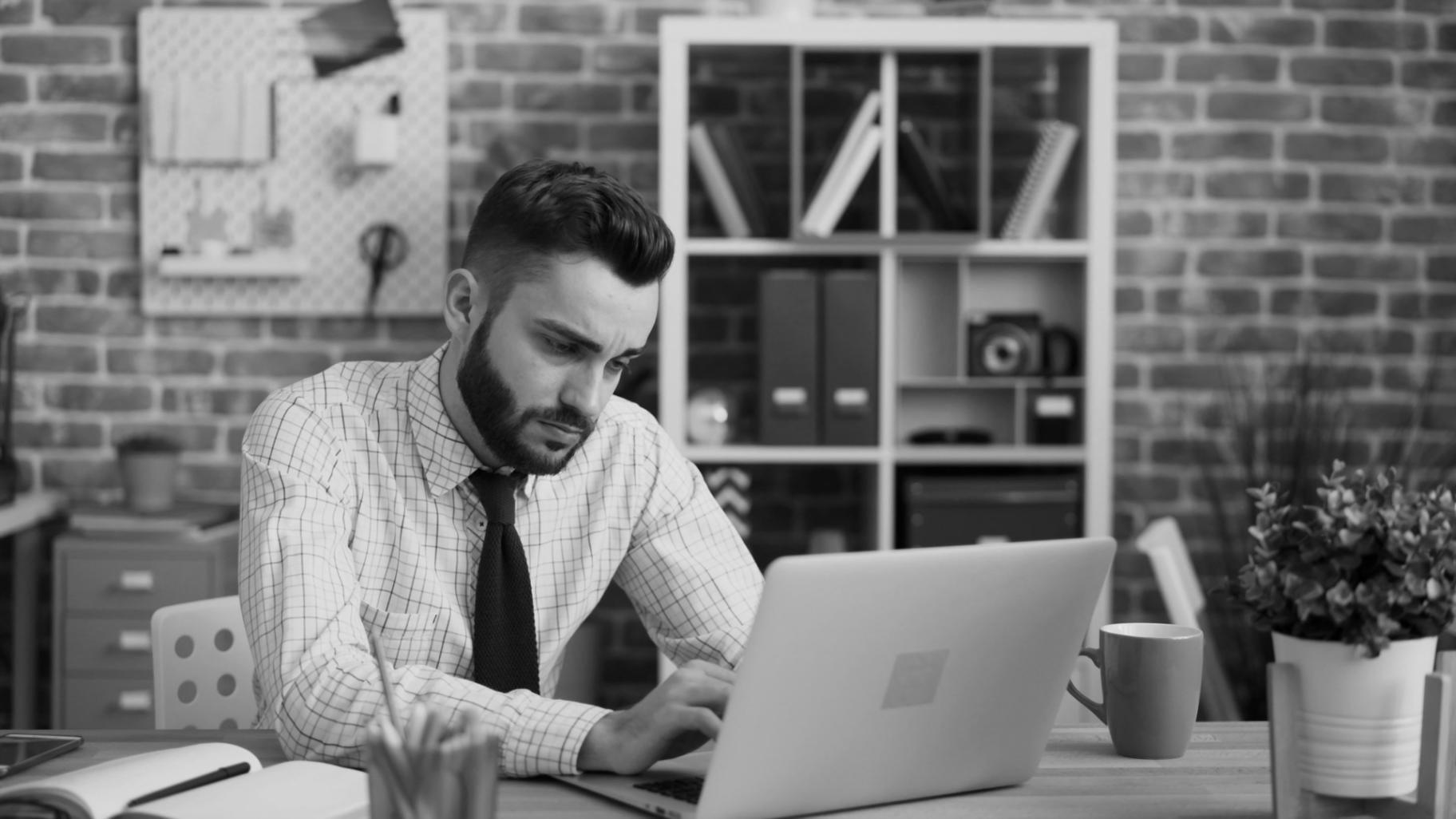 Internationale Studierende bei der Arbeit an Cybersicherheitsprojekten in modernem Schulungsraum